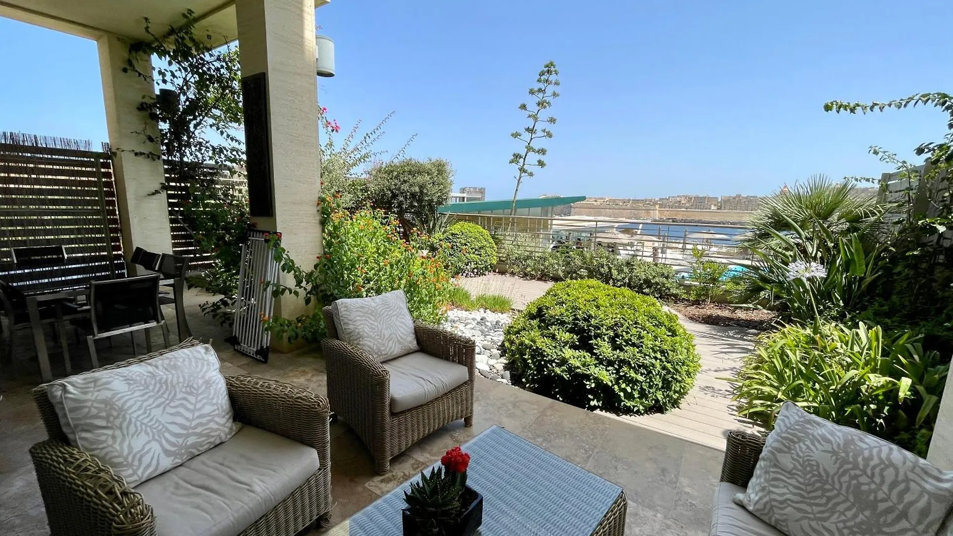 Luxury Apartment Facing Valletta Sliema